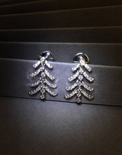 將圖片載入圖庫檢視器 Leaf Dangling Diamond Earrings