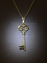 將圖片載入圖庫檢視器 Dainty Key Pendant in Yellow Gold