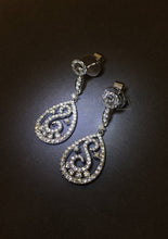 將圖片載入圖庫檢視器 Elegant Dangling Diamond Earrings