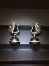將圖片載入圖庫檢視器 Peacock Dangling Pearl Earrings