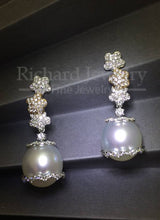 Carica l'immagine nel visualizzatore di Gallery, Tri-Star Dangling Pearl Earrings