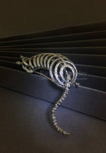 Carica l'immagine nel visualizzatore di Gallery, Bold Tiger Brooch