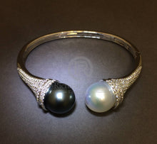 Load image into Gallery viewer, Elegant Pearl Bracelet
