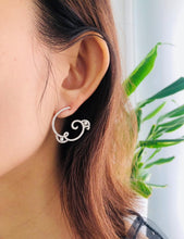 將圖片載入圖庫檢視器 Wavy Diamond Earrings