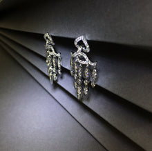 將圖片載入圖庫檢視器 Diamond Dangling Earring