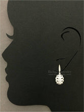 將圖片載入圖庫檢視器 Classic Dangling Diamond Earrings