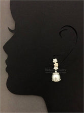 Carica l'immagine nel visualizzatore di Gallery, Tri-Star Dangling Pearl Earrings