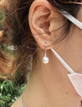 이미지를 갤러리 뷰어에 로드 , Dangling South Sea Pearl Earrings