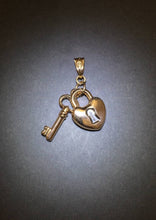 이미지를 갤러리 뷰어에 로드 , Key and Heart Lock Pendant