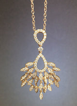 이미지를 갤러리 뷰어에 로드 , Peacock Diamond Pendant