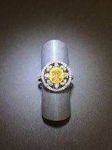 將圖片載入圖庫檢視器 Yellow & White Diamond Halo Ring