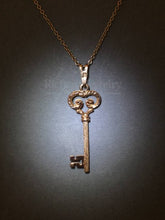 將圖片載入圖庫檢視器 Dainty Key Pendant in Rose Gold