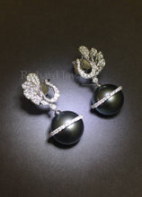 將圖片載入圖庫檢視器 Peacock Dangling Pearl Earrings