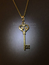 將圖片載入圖庫檢視器 Dainty Key Pendant in Yellow Gold