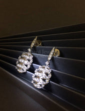 將圖片載入圖庫檢視器 Classic Dangling Diamond Earrings