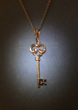 將圖片載入圖庫檢視器 Dainty Key Pendant in Rose Gold