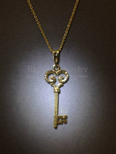將圖片載入圖庫檢視器 Dainty Key Pendant in Yellow Gold