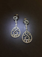 Carica l&#39;immagine nel visualizzatore di Gallery, Elegant Dangling Diamond Earrings
