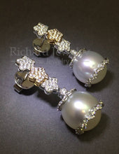 Carica l&#39;immagine nel visualizzatore di Gallery, Tri-Star Dangling Pearl Earrings
