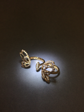 이미지를 갤러리 뷰어에 로드 , Two-Finger Butterfly Diamond Ring
