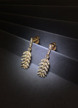 Carica l&#39;immagine nel visualizzatore di Gallery, Leaf Drop Diamond Earrings
