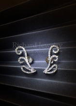 Carica l&#39;immagine nel visualizzatore di Gallery, Double-waves Diamond Earrings
