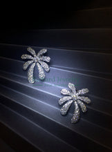 Load image into Gallery viewer, Floral Diamond Earrings
