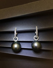 Carica l&#39;immagine nel visualizzatore di Gallery, Hoop Drop Tahitian Pearl Earrings
