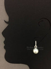 Carica l&#39;immagine nel visualizzatore di Gallery, Hoop Drop South Sea Pearl Earrings
