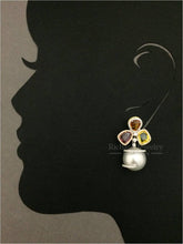 Carica l&#39;immagine nel visualizzatore di Gallery, Multi-color Sapphire Pearl Earrings
