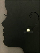 Carica l&#39;immagine nel visualizzatore di Gallery, Classic Pearl Earrings
