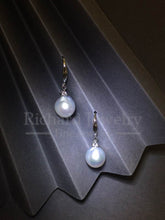 Load image into Gallery viewer, Dangling South Sea Pearl Earrings

