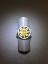 이미지를 갤러리 뷰어에 로드 , Yellow &amp; White Diamond Halo Ring
