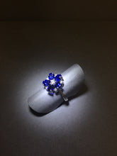 Carica l&#39;immagine nel visualizzatore di Gallery, Blue Sapphire Flower Ring
