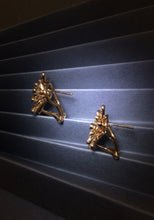 Carica l&#39;immagine nel visualizzatore di Gallery, Blossom Flower Diamond Earrings

