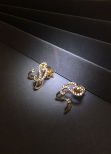 Wavy Outline Diamond Earrings
