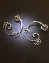 Carica l&#39;immagine nel visualizzatore di Gallery, Wavy Diamond Earrings
