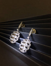 Carica l&#39;immagine nel visualizzatore di Gallery, Classic Dangling Diamond Earrings

